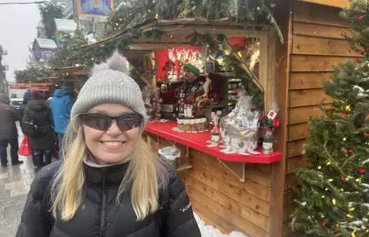 Québec City Christmas market stalls with lights, gifts, and holiday decorations